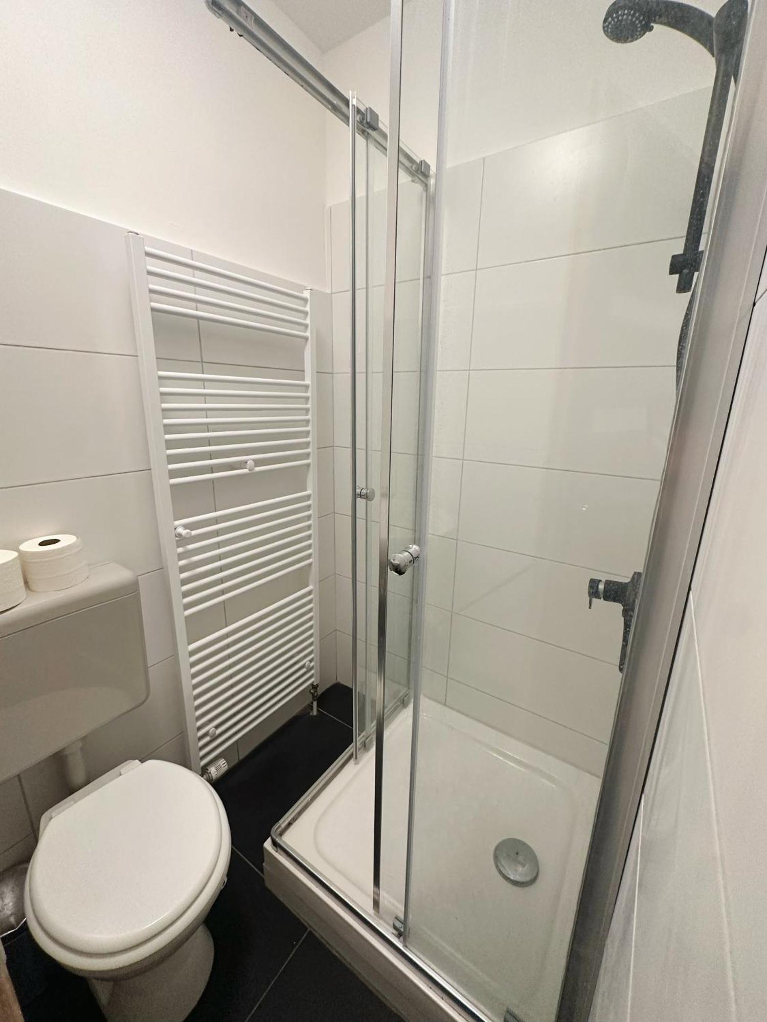 2Schlafenzimmer 5Betten Montuerwhonung Appartement Düsseldorf Buitenkant foto